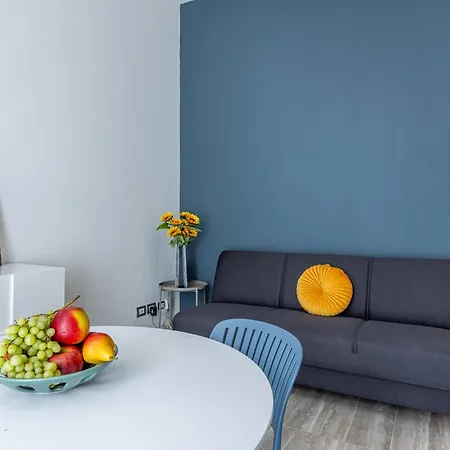 Lovely - 15 Minutes To Duomo