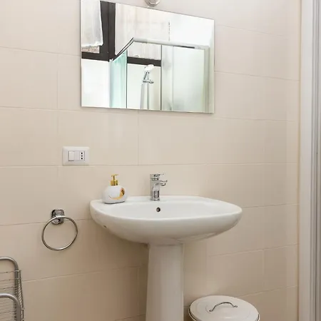 Artstay Exclusive Near Train Metro, Parking Apartment