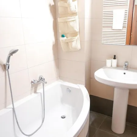 Apartamento Trilocale Col Giardino
