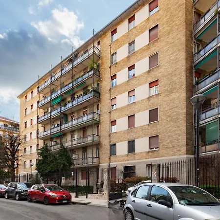 Apartament Spacious 4-bed 2-bath, 3 Min Walk To M1 Bande Nere