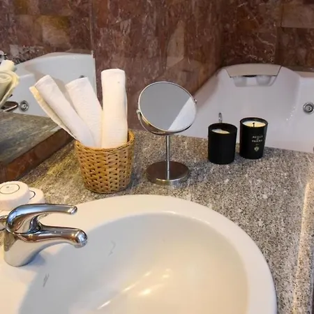 Luxury Loft With Sauna & Jacuzzi דירה *