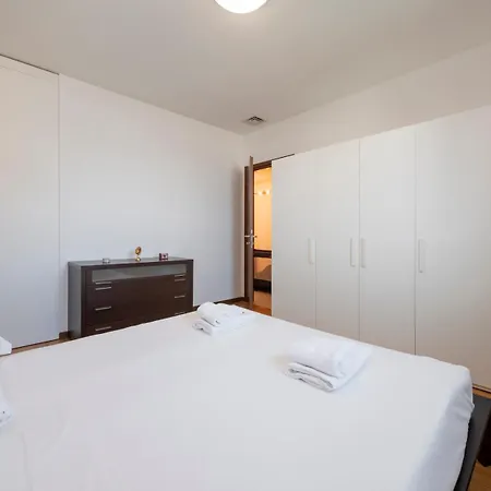 Bicocca, Free Parking, Private Garage, Metro M5 200m, Garden, Kids & Pet Friendly * Milano
