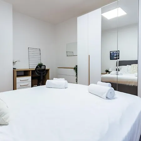 Apartament Spacious 4-bed 2-bath, 3 Min Walk To M1 Bande Nere