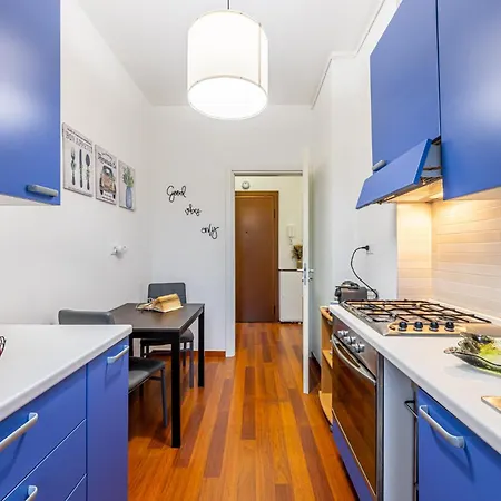 Porta Romana Luminoso Trilocale Con Balcone アパート ミラノ