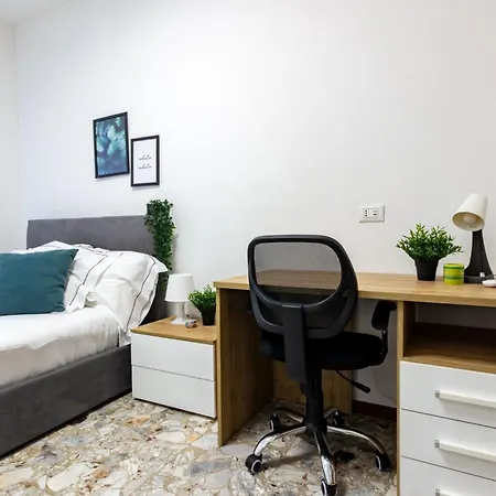 Spacious 4-bed 2-bath, 3 Min Walk To M1 Bande Nere * Mediolan