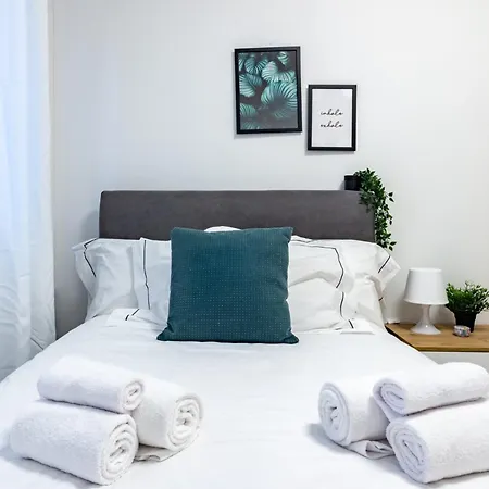 Spacious 4-bed 2-bath, 3 Min Walk To M1 Bande Nere * ميلان