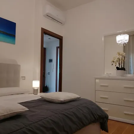 Loft Moderno Zona 8 Милан