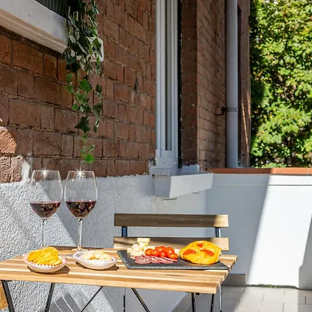 Apartament Lovely - 15 Minutes To Duomo *