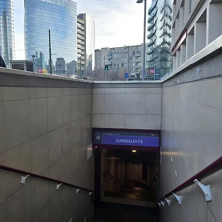 Bilocale Moderno Isola-garibaldi, 4 Posti, Wifi Veloce, Metro A 2 Minuti Appartamento