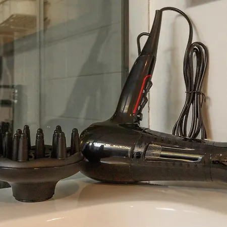 Artstay - Exclusive Near Metro M1, Ac, Parking