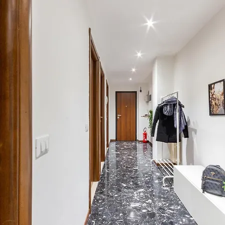 Spacious 4-bed 2-bath, 3 Min Walk To M1 Bande Nere Apartamento *