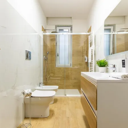 Spacious 4-bed 2-bath, 3 Min Walk To M1 Bande Nere Mediolan