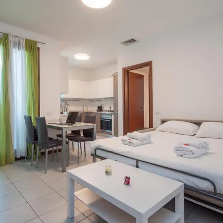 Bicocca, Free Parking, Private Garage, Metro M5 200m, Garden, Kids & Pet Friendly * Milano