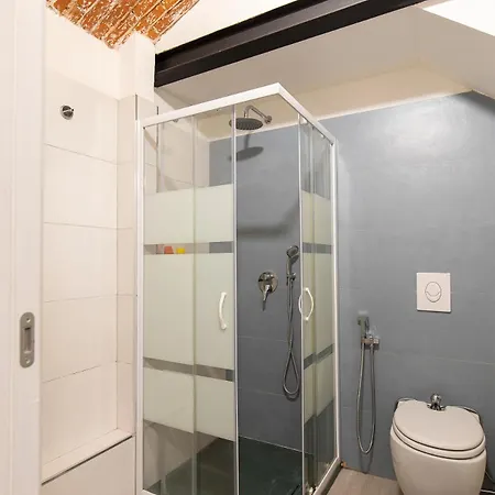 La Vecchia Milano-les Nubles Vannucci - Il Ballatoio E Il Cortile