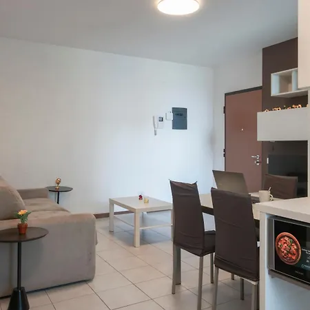 Lejlighed Bicocca, Free Parking, Private Garage, Metro M5 200m, Garden, Kids & Pet Friendly *