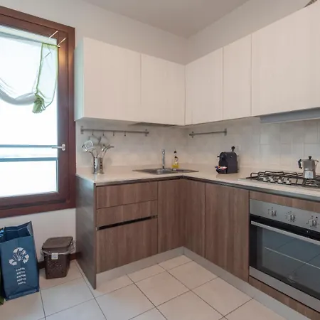 Lejlighed Bicocca, Free Parking, Private Garage, Metro M5 200m, Garden, Kids & Pet Friendly *