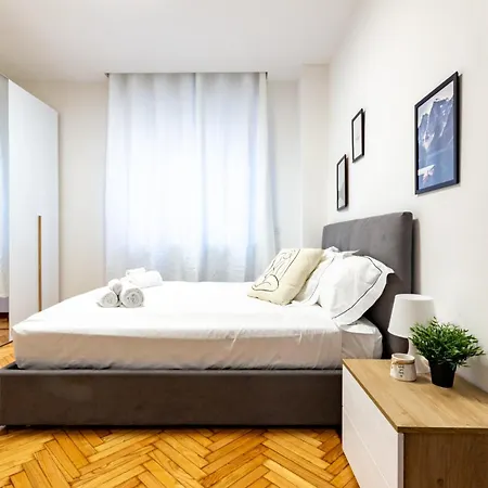 Spacious 4-bed 2-bath, 3 Min Walk To M1 Bande Nere شقة