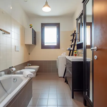 Lejlighed Bicocca, Free Parking, Private Garage, Metro M5 200m, Garden, Kids & Pet Friendly *