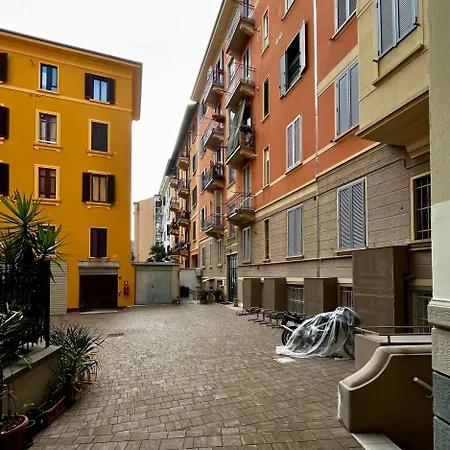 Apartment The Small White House In Milan