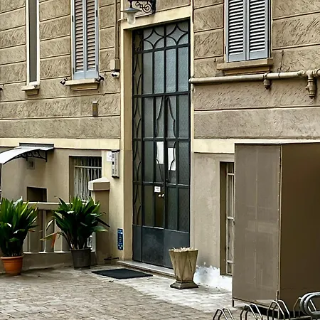 Apartment The Small White House In Milan