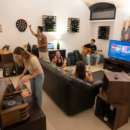 The Wine Cave, Spacious 2br, Steps From Centrale, Ideal For Large Groups And Families