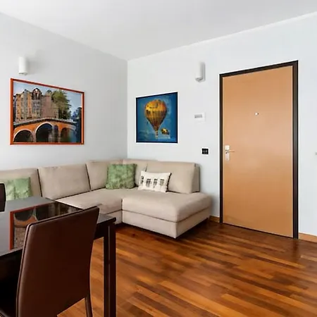 Elegant Retreat With Sunny Terrace & Excellent Metro Links Apartament *