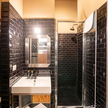 Manderley Hideaway - *