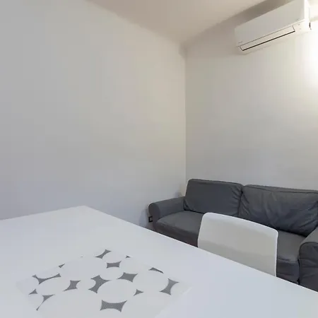 I-host - Ugo Bassi * Milán