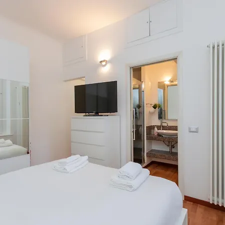 I-host - Ugo Bassi * Milán