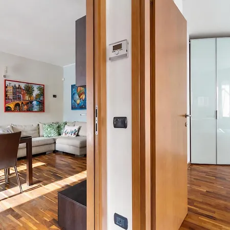 Modern With Jacuzzi, Terrace And Private Garage شقة