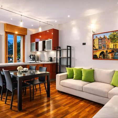 Modern With Jacuzzi, Terrace And Private Garage 밀라노