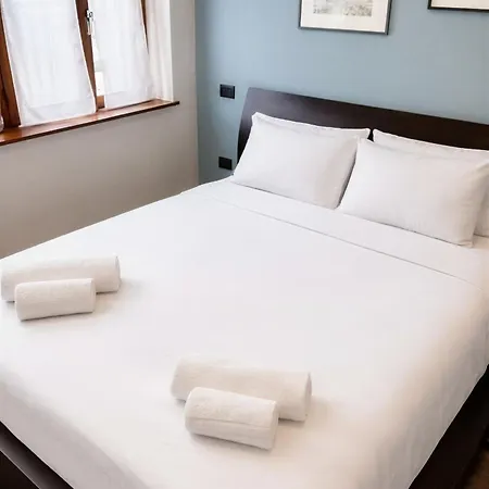 Modern With Jacuzzi, Terrace And Private Garage 밀라노