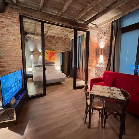 Orange Moon Vibrant Modern Luxury Loft Feriehus