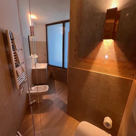 Orange Moon Vibrant Modern Luxury Loft * Milánó