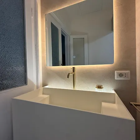 Feriehus Newly Renovated 2br Near Bocconi & Metro Milano