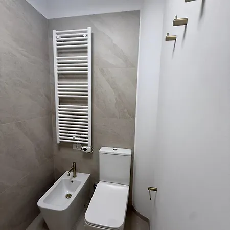 Newly Renovated 2br Near Bocconi & Metro Feriehus