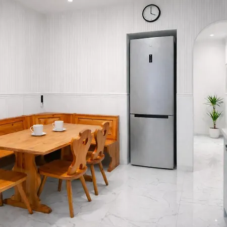 Bed & Garage Apartment In Villa 公寓 *