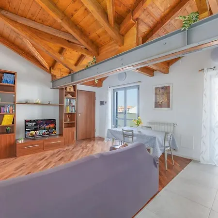 Apartment Homey Grandeur - Spacious With Terrace & Wi-fi *