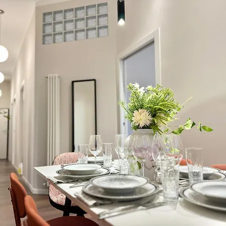 Designer Apartment, Entire Home, 2 Bathrooms, For Families, Groups מילאנו