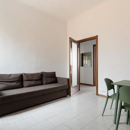 Guesthost - Morazzone Bright And Cozy Design Flat Apartment