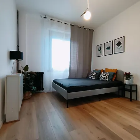 Designed Overlooking San Siro 公寓