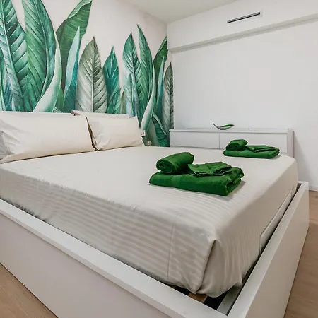 Urban Jungle M3 Duomo 12 Min ミラノ