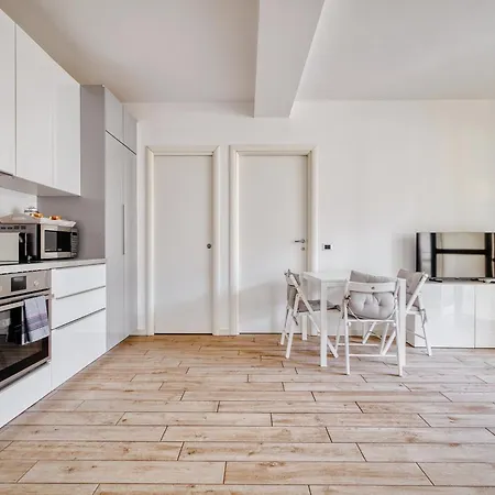 Just Urban - Bright With Terrace - M4 Tolstoj Milan