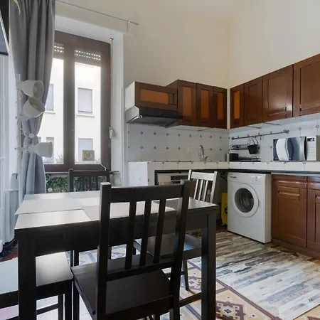 Guesthost - Porta Romana Lovely ミラノ