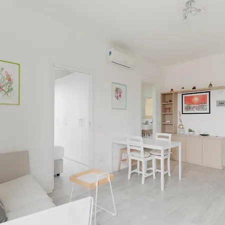 Guesthost - Lovely In Maggiolina *