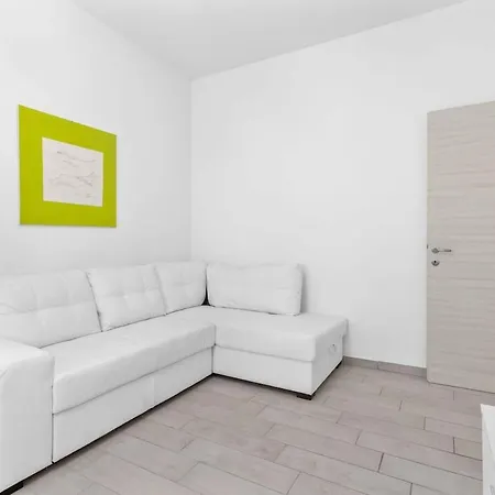 - Parking And Free Wifi Apartmán Milán