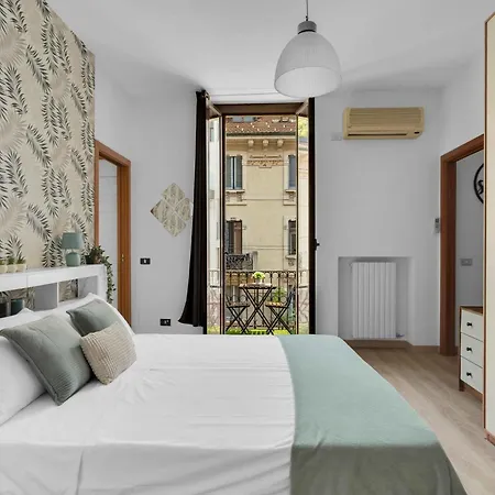 New! Stylish 3-person Flat By Metro M3 & Sunny Balcony Appartamento Milano