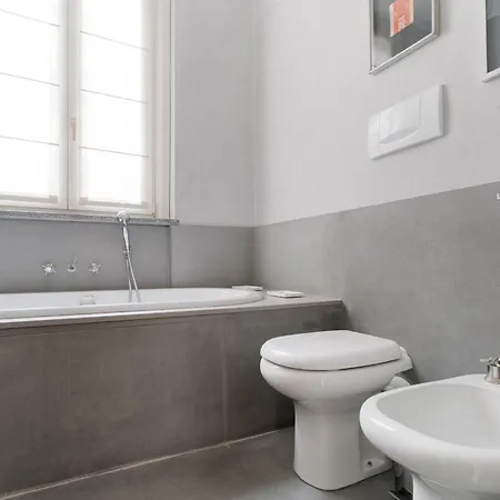 Duomo - San Babila - Elegante Trilocale Con Balcone Milão