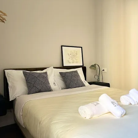 Designer Apartment, Entire Home, 2 Bathrooms, For Families, Groups דירה מילאנו
