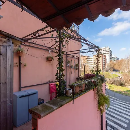 I-host - Unique Two-level In * Milán